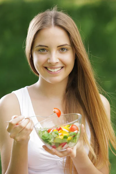Υγιή γυναίκα τρώει σαλάτα — Φωτογραφία Αρχείου