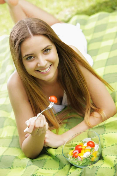 Mujer sana comiendo ensalada —  Fotos de Stock