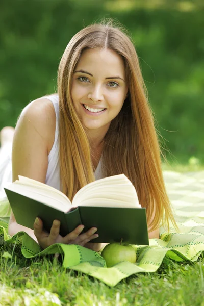 Sorridente libro di lettura donna — Foto Stock