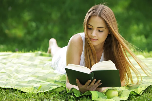 Ung kvinde læser bog - Stock-foto