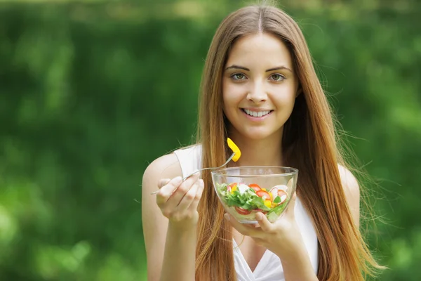 Здорова жінка їсть салат — стокове фото