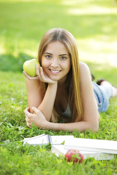 Uczeń z jabłkiem — Zdjęcie stockowe
