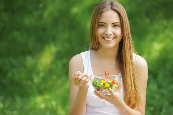 Zdrowa kobieta jedzenie sałatka — Zdjęcie stockowe