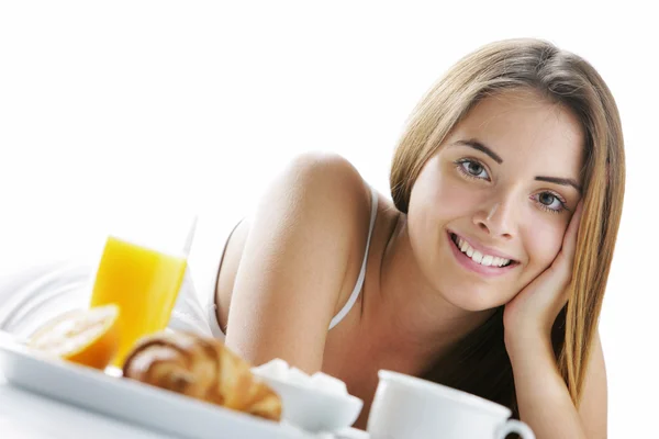 Усміхнена жінка снідає — стокове фото