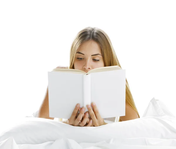 Lezen in bed — Stockfoto