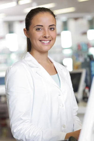 Портрет усміхненої жінки фармацевта в фармації — стокове фото