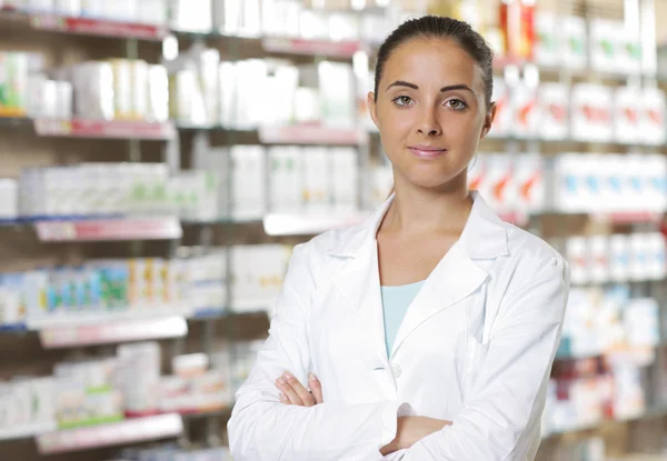 Portret van lachende vrouw apotheker in de farmacie — Stockfoto