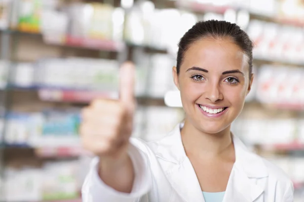 Портрет улыбающейся женщины-фармацевта в аптеке — стоковое фото