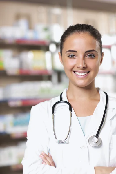 Portretul unei femei zâmbitoare farmacist în farmacie — Fotografie, imagine de stoc