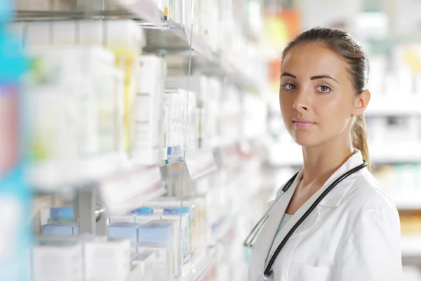 Porträtt av leende kvinna farmaceut på apotek — Stockfoto