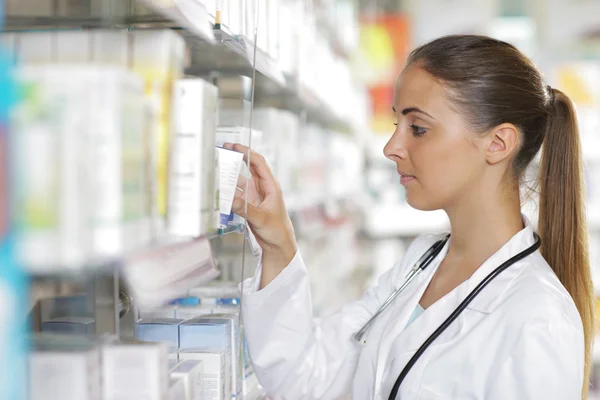 Pharmacy: Selecting a Medication — Stock Photo, Image
