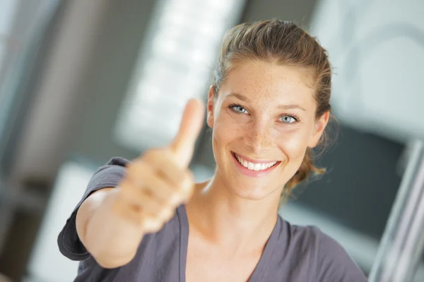 Close-up de uma jovem mulher feliz mostrando polegares para cima sinal — Fotografia de Stock