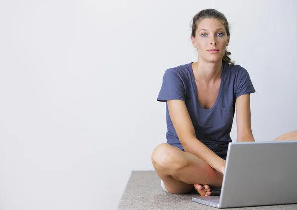 Pretty woman with laptop — Stock Photo, Image