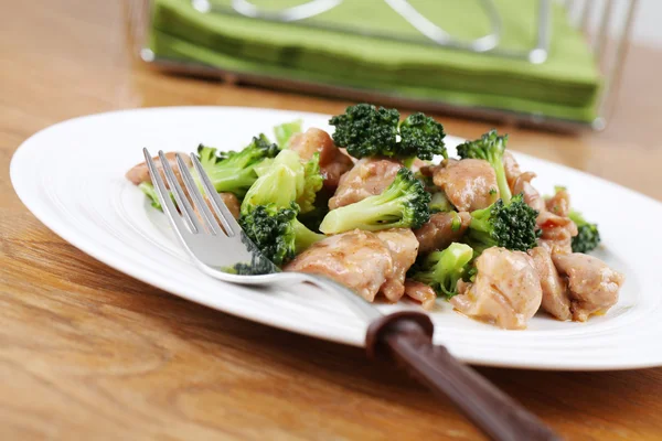 Chicken and broccoli stir fry — Stock Photo, Image
