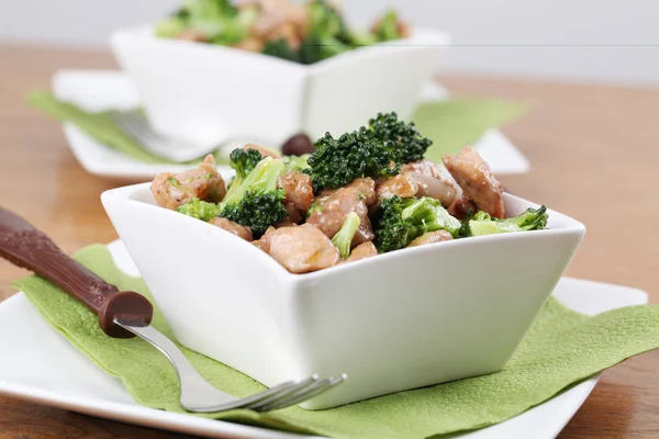 Kuřecím masem a brokolicí hýbat smažit — Stock fotografie