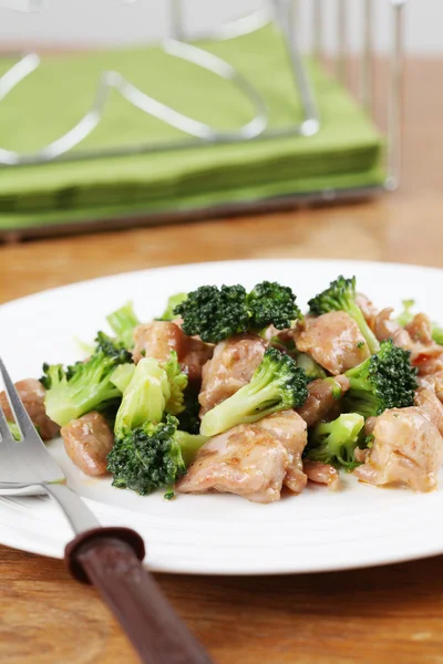 Smażyć kurczaka i brokułów — Zdjęcie stockowe
