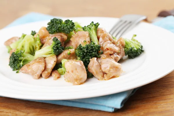 Tavuk ve brokoli stir fry — Stok fotoğraf