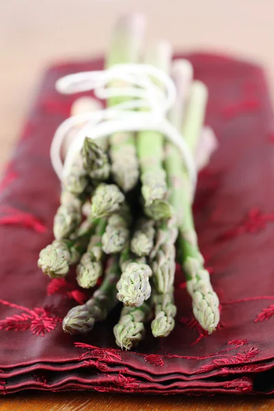 Espargos verdes em guardanapo vermelho — Fotografia de Stock
