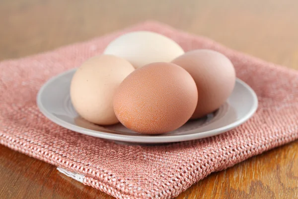 Organická vejce na talíři — Stock fotografie