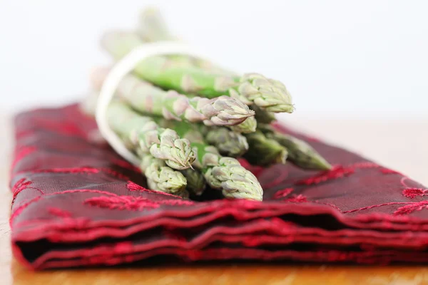 Asperges vertes sur serviette rouge — Photo