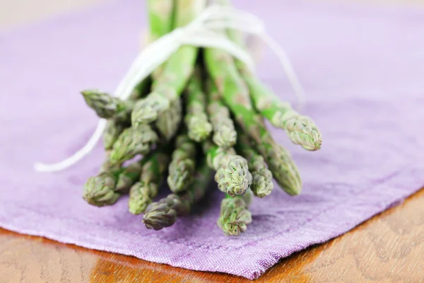 Asparagi verdi su tovagliolo viola — Foto Stock