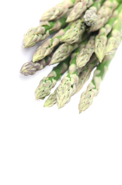 Groene asperges op wit — Stockfoto