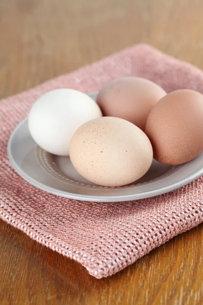 Organická vejce na talíři — Stock fotografie