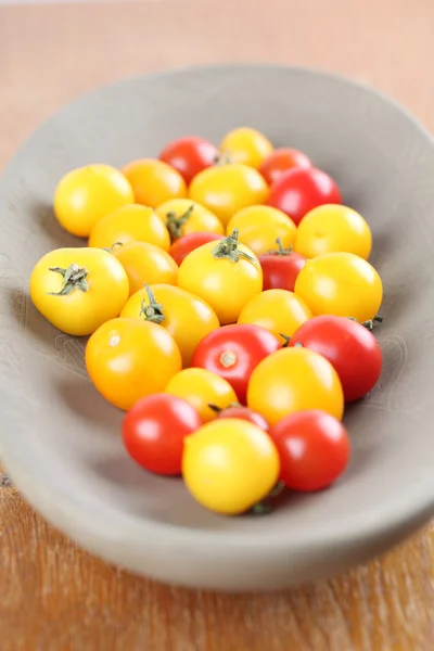 Pomidory wiśniowe żółte i czerwone — Zdjęcie stockowe