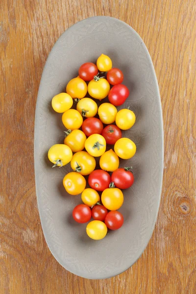 Yellow and red cherry tomatoes — Stock Photo, Image