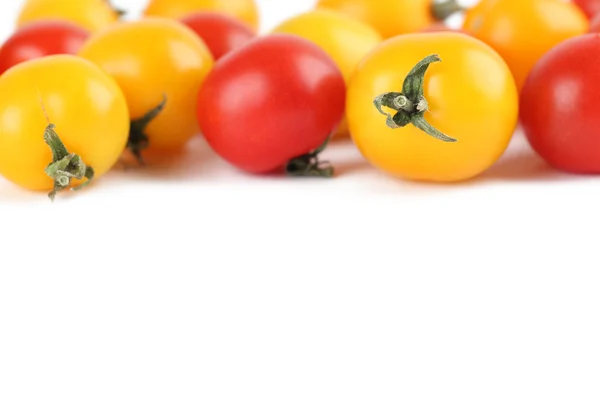 Granicy z żółtymi i czerwonymi pomidorami koktajlowymi — Zdjęcie stockowe