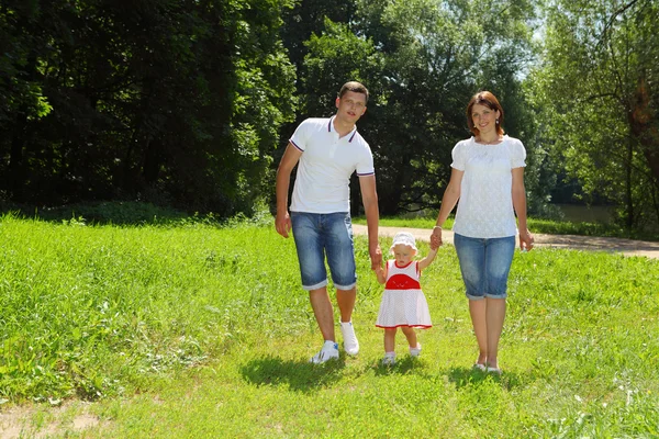 Familia feliz caminando en el parque —  Fotos de Stock