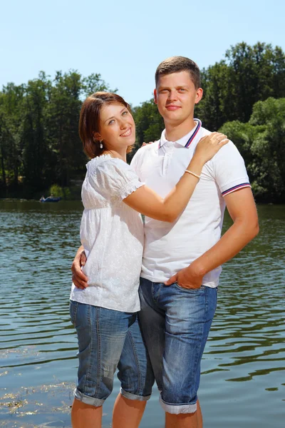 Junges Ehepaar gegen eine Sommerlandschaft — Stockfoto