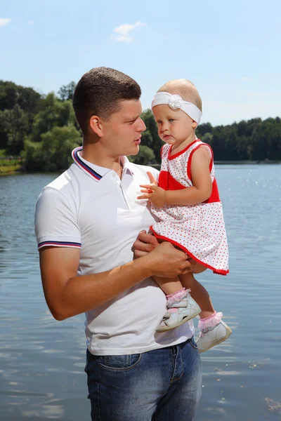 Junger Vater mit seiner Tochter — Stockfoto