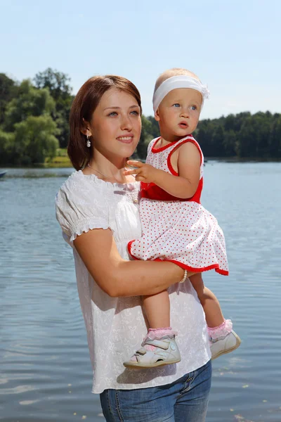 Junge Mutter und ihre Tochter — Stockfoto