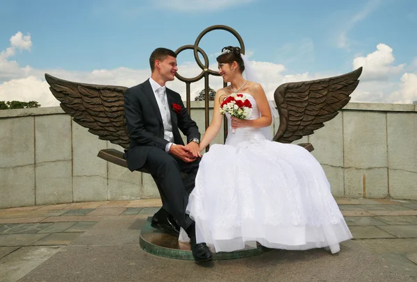 Noiva e noivo sentados e olhando um para o outro — Fotografia de Stock