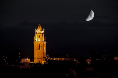 Romanesk kuleye göre gece ve yarım ay arkasında