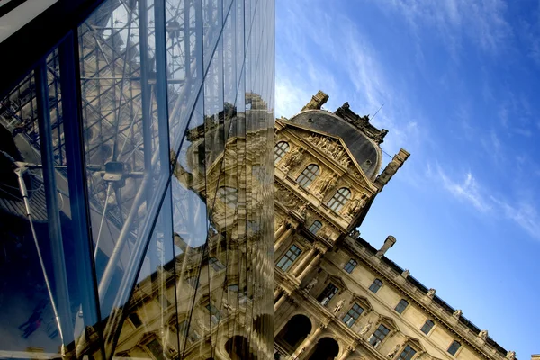 Louvre refletido em vidro — Fotografia de Stock