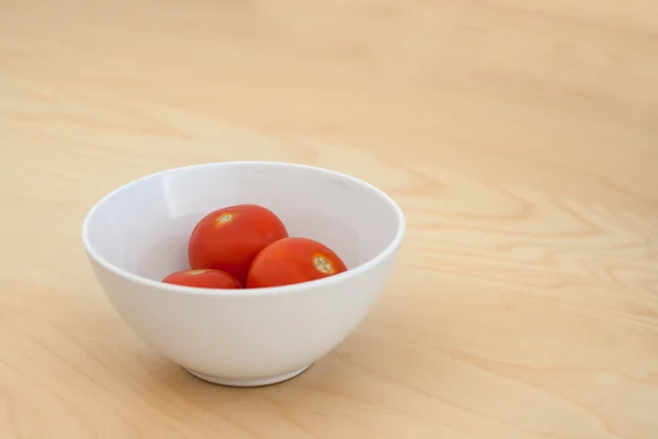 Raw tomatoes in a bowl — Stock Photo, Image