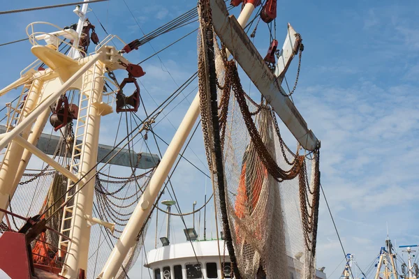 Holland halászati vágó lóg ki a száraz hálók — Stock Fotó