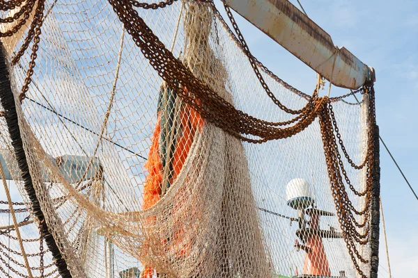 Sítě nizozemských rybářských Cutter visí ven uschnout — Stock fotografie