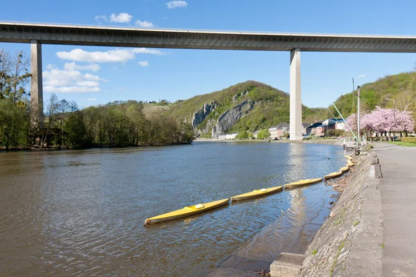 River Meuse near Dinant in Belgium, a highway is crossing te riv — Stock Photo, Image