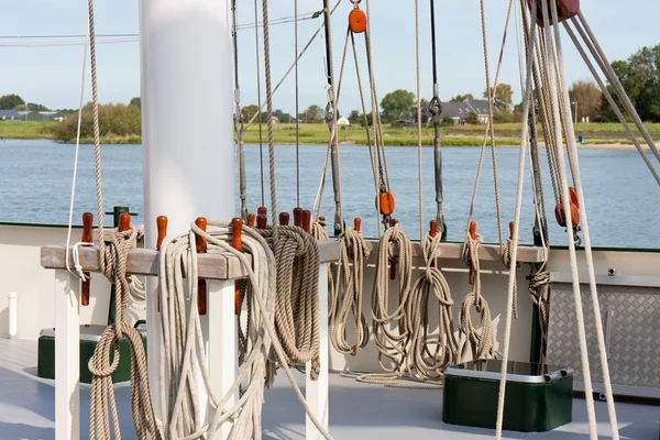 Riggning på däcket på en segling clipper — Stockfoto