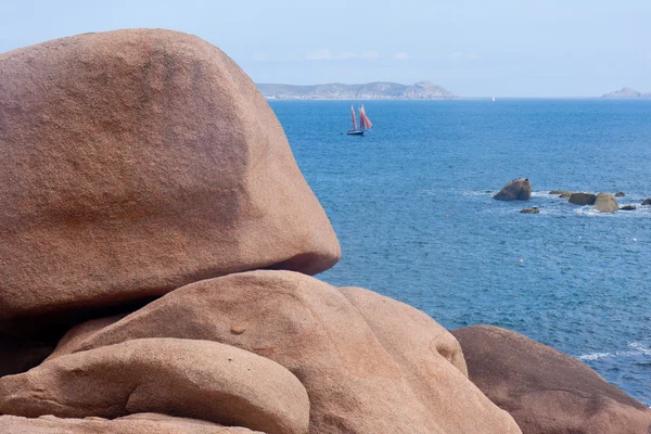 コート ・ ド ・花崗岩ローズ、ploumanach、フランスの近くブルターニュ海岸 — ストック写真