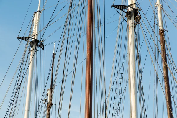 青い空を背景に大きな帆船の索具 — ストック写真