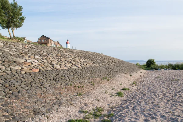 Urk, Hollanda'da bir balıkçı köyü olan deniz duvar — Stok fotoğraf