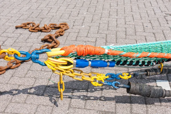 Balık ağı ile çelik zincirler — Stok fotoğraf
