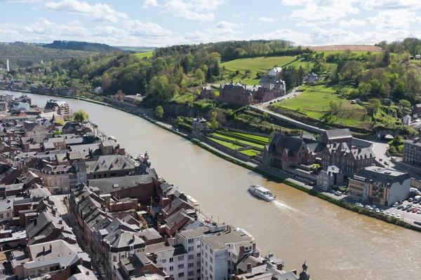 Staden dinant längs floden meuse, Belgien — Stockfoto