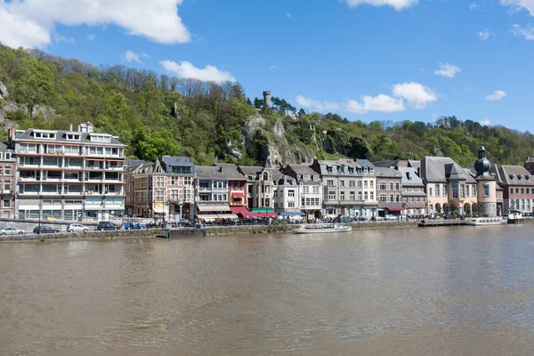 Staden dinant längs floden meuse, Belgien — Stockfoto