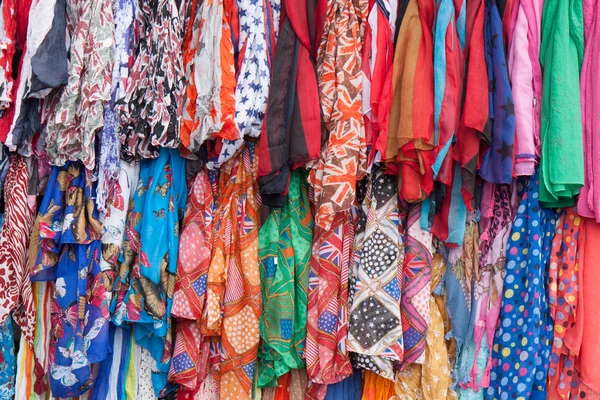 Családi házak és villák-nak Eladó a piacon a színes ruhák — Stock Fotó