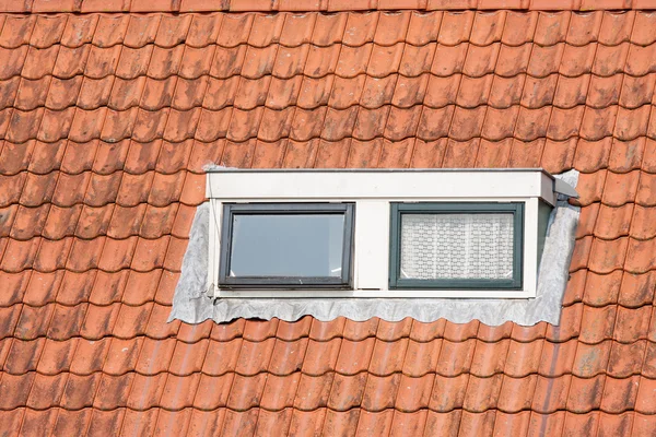 Типичная голландская крыша со спинными и квадратными окнами — стоковое фото